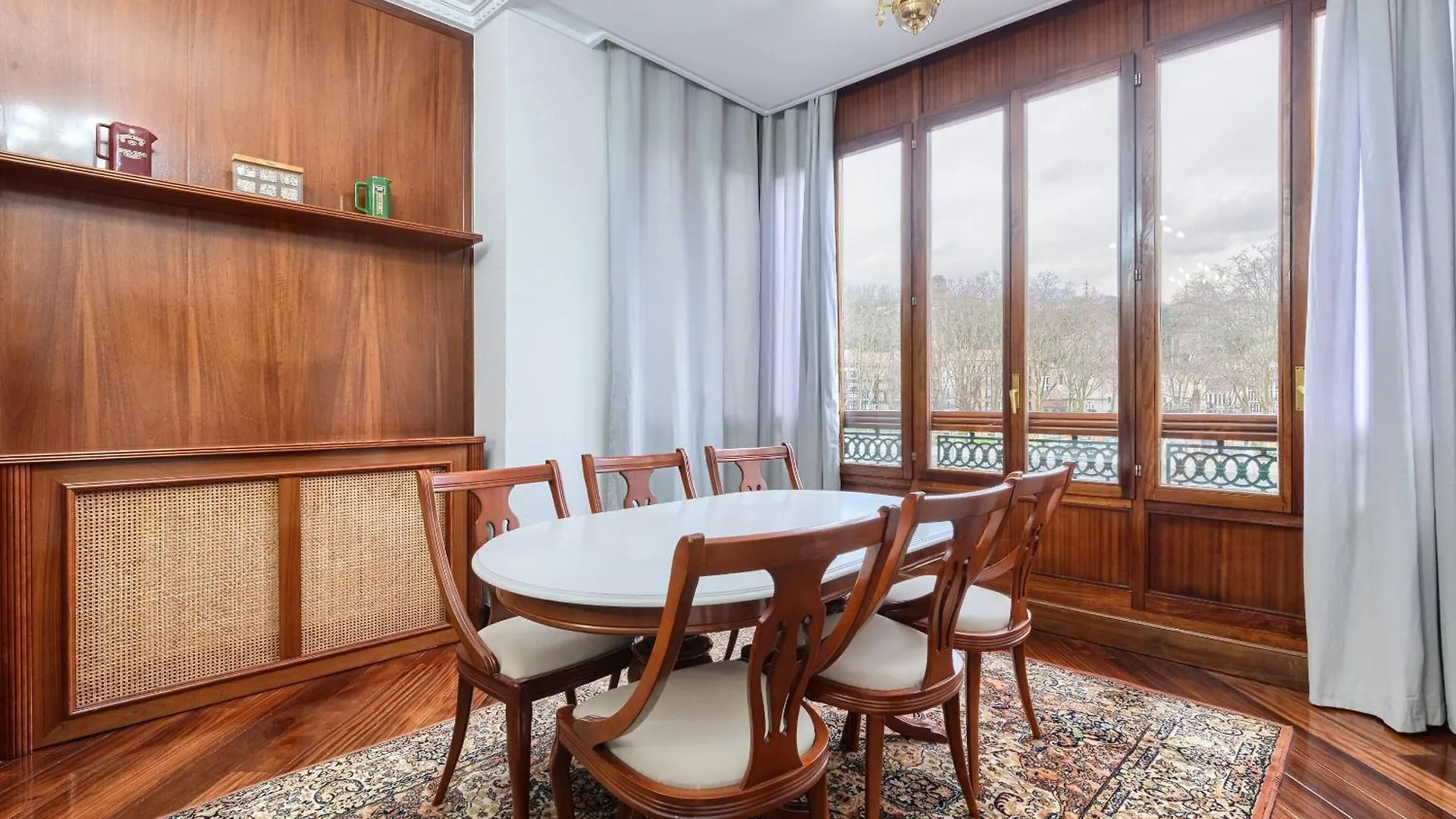 Piso Senorial Con Vistas A La Ria Apartment Bilbao Spain